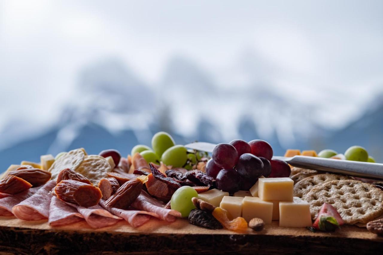 A Bear And Bison Country Inn Canmore Exterior photo