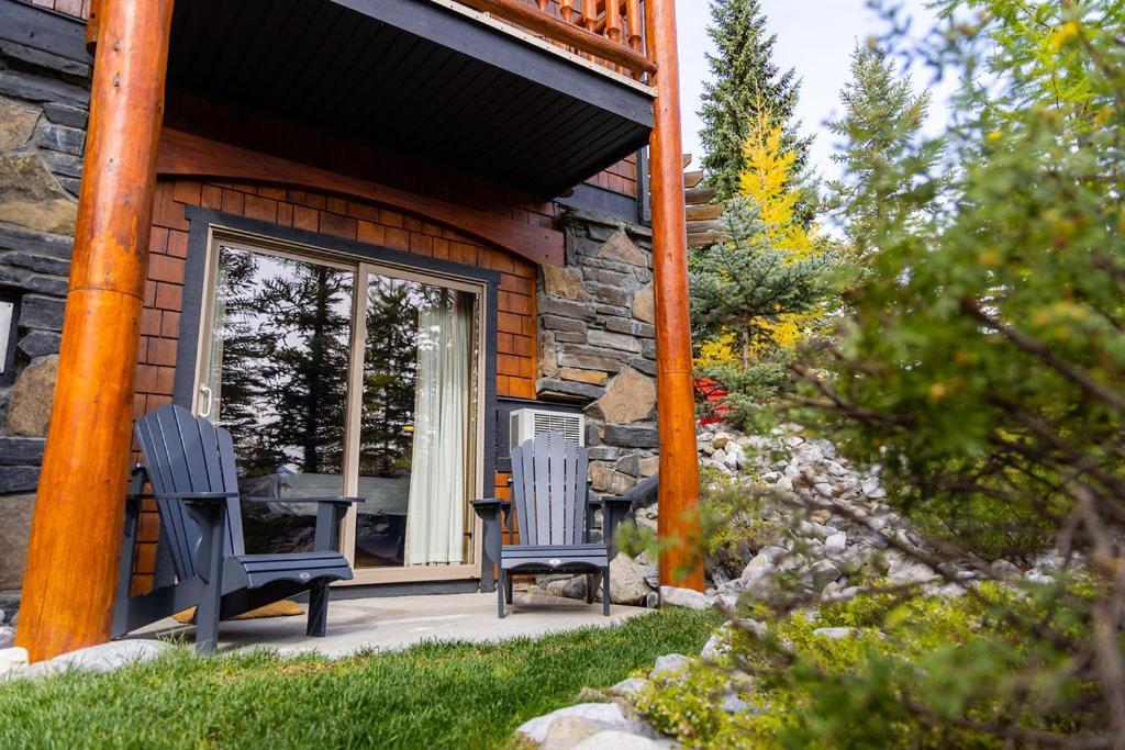 A Bear And Bison Country Inn Canmore Exterior photo