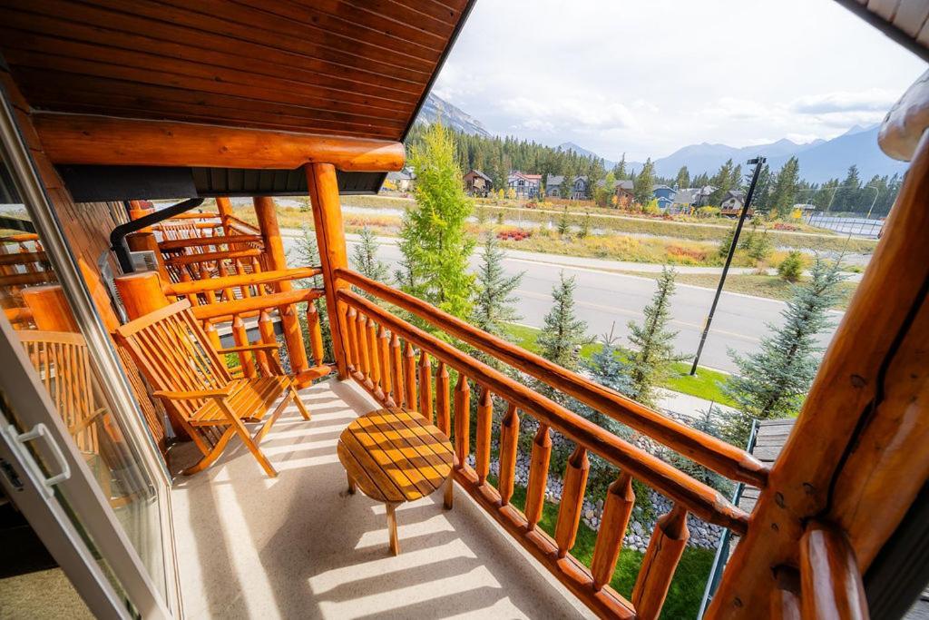 A Bear And Bison Country Inn Canmore Exterior photo
