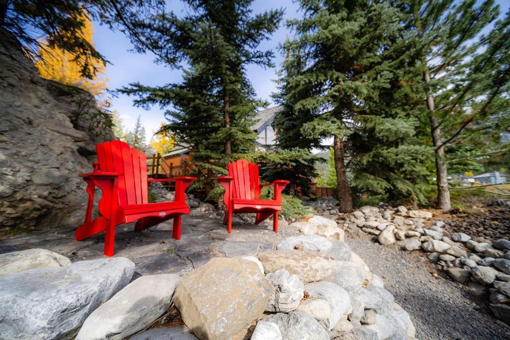 A Bear And Bison Country Inn Canmore Exterior photo