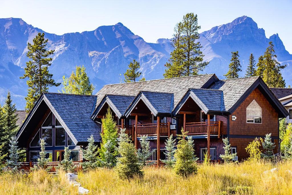A Bear And Bison Country Inn Canmore Exterior photo