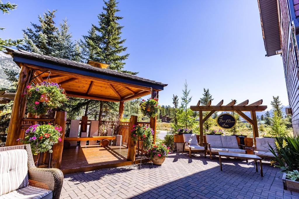 A Bear And Bison Country Inn Canmore Exterior photo
