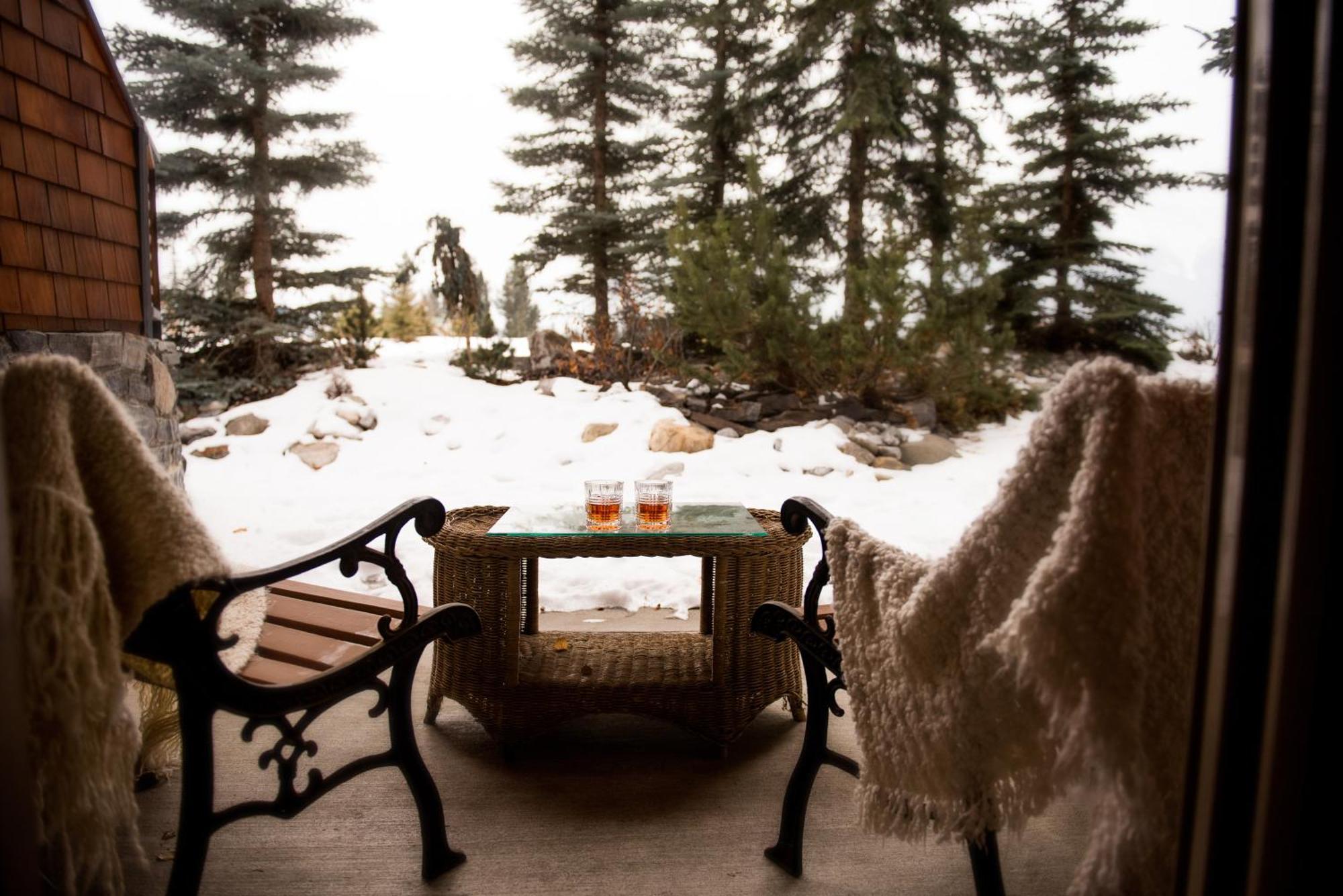 A Bear And Bison Country Inn Canmore Exterior photo