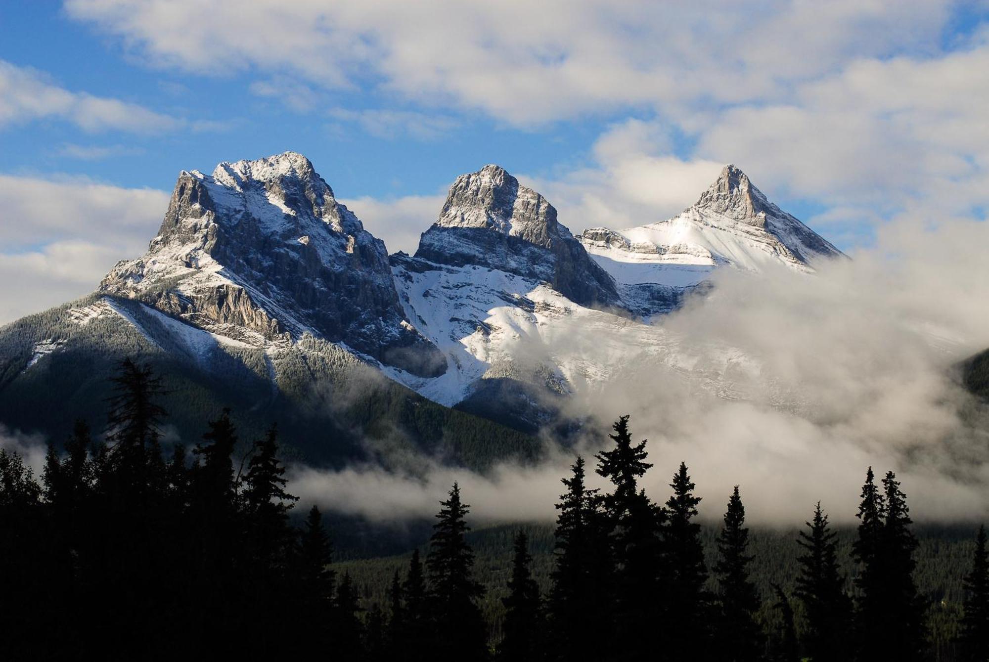 A Bear And Bison Country Inn Canmore Exterior photo
