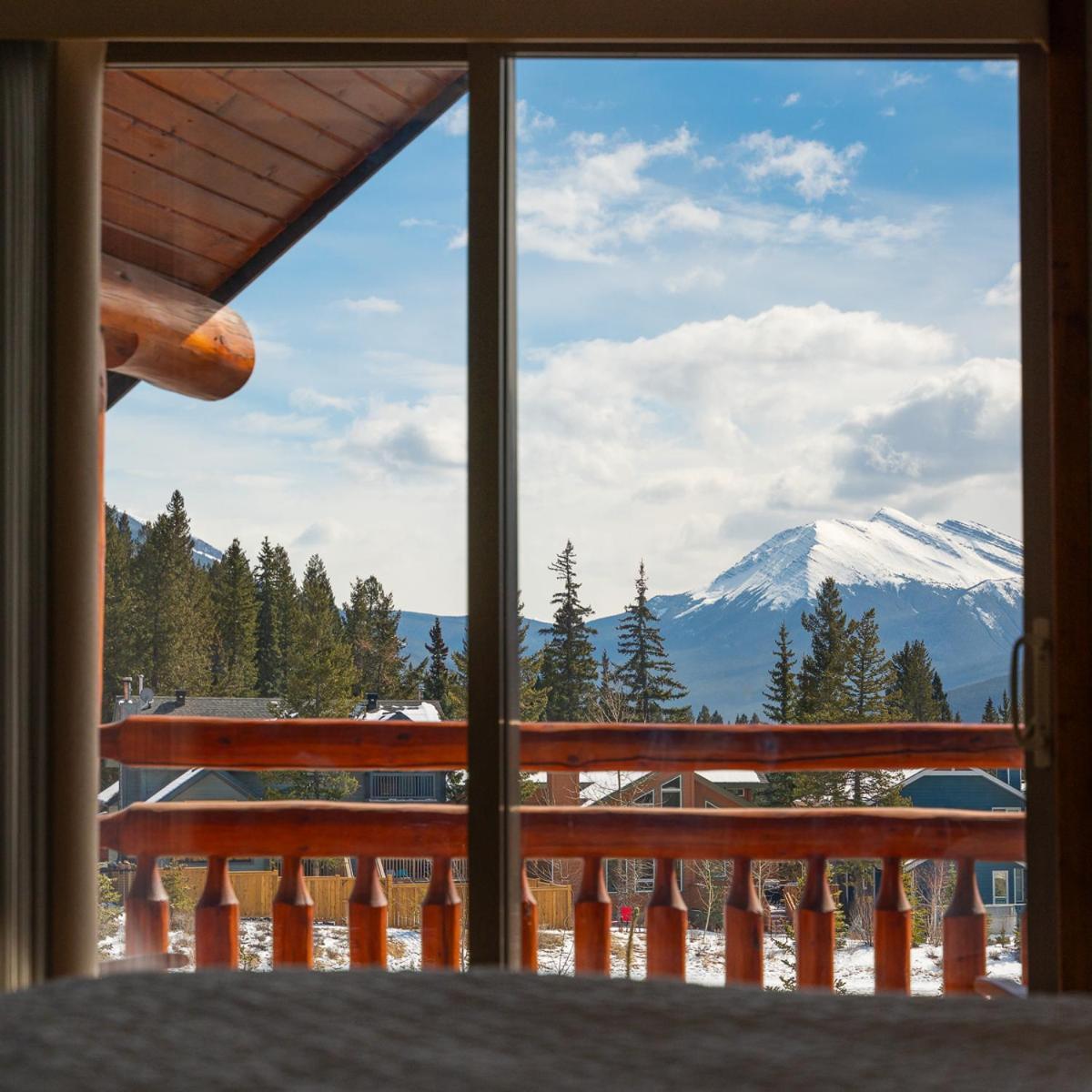 A Bear And Bison Country Inn Canmore Exterior photo