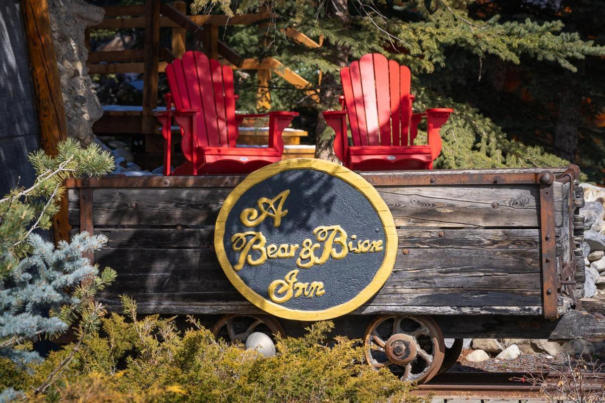 A Bear And Bison Country Inn Canmore Exterior photo