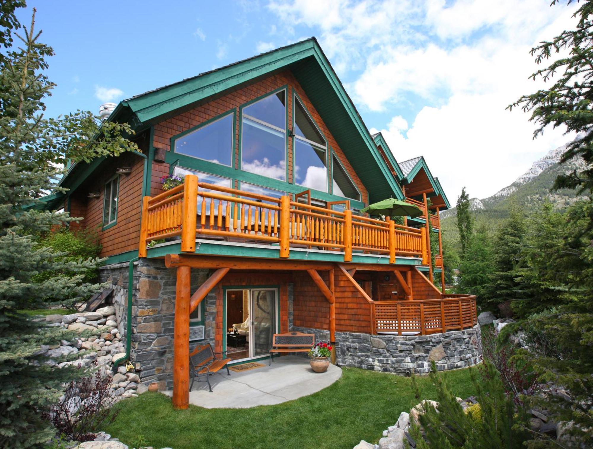 A Bear And Bison Country Inn Canmore Exterior photo